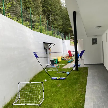 Sugarfame- 招待所 瑟尔尼察