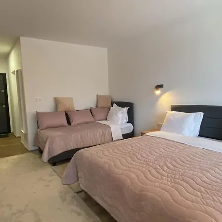 Sugarfame- 招待所 瑟尔尼察